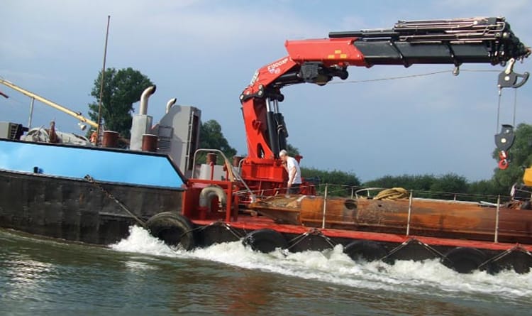 La commande d'une grue sur une péniche